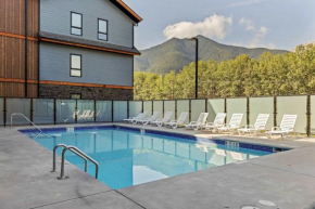 Pool and hot tub Stunning 2Bd haven in the Rockies